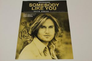 KEITH URBAN SIGNED AUTOGRAPH SOMEBODY LIKE YOU SHEET MUSIC BOOK – COUNTRY STAR  COLLECTIBLE MEMORABILIA
