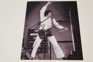 PETE TOWNSHEND SIGNED AUTOGRAPH 8X10 PHOTO – THE WHO, CLASSIC WINDMILL PHOTO!  COLLECTIBLE MEMORABILIA
