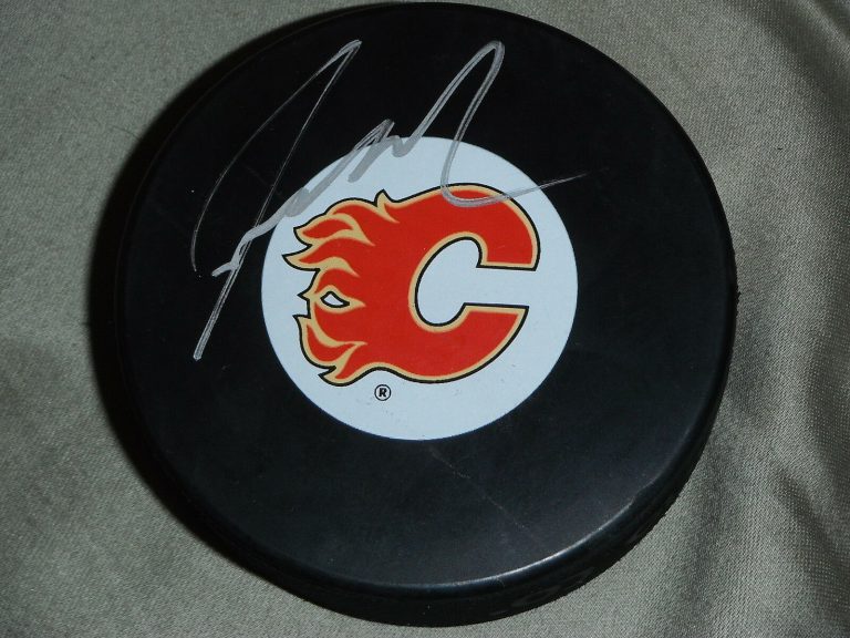 CALGARY FLAMES SEAN MONAHAN SIGNED HOCKEY PUCK  COLLECTIBLE MEMORABILIA