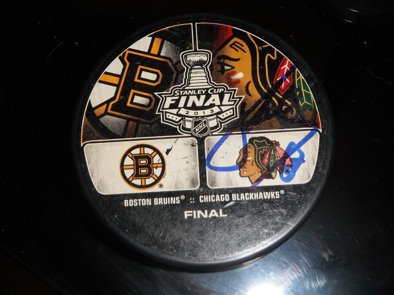CHICAGO BLACKHAWKS MICHAEL FROLIK SIGNED STANLEY CUP HOCKEY PUCK  COLLECTIBLE MEMORABILIA