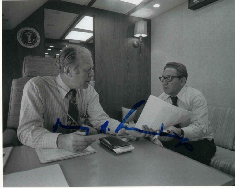 HENRY KISSINGER SIGNED AUTOGRAPH 8X10 PHOTO – SECRETARY OF STATE GERALD FORD  COLLECTIBLE MEMORABILIA