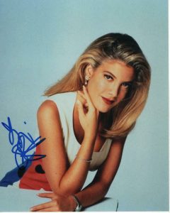TORI SPELLING SIGNED AUTOGRAPHED 8X10 PHOTO – BEVERLY HILLS 90210 BEAUTY, SEXY  COLLECTIBLE MEMORABILIA