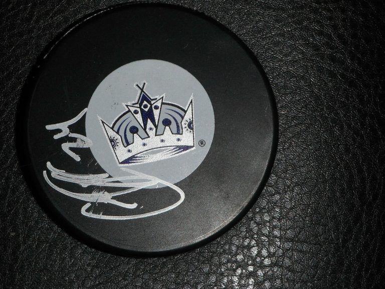 LOS ANGELES KINGS COLIN FRASER SIGNED PUCK  COLLECTIBLE MEMORABILIA