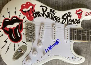 KEITH RICHARDS ROLLING STONES SIGNED AUTOGRAPH AMAZING CUSTOM PAINTED GUITAR BAS  COLLECTIBLE MEMORABILIA