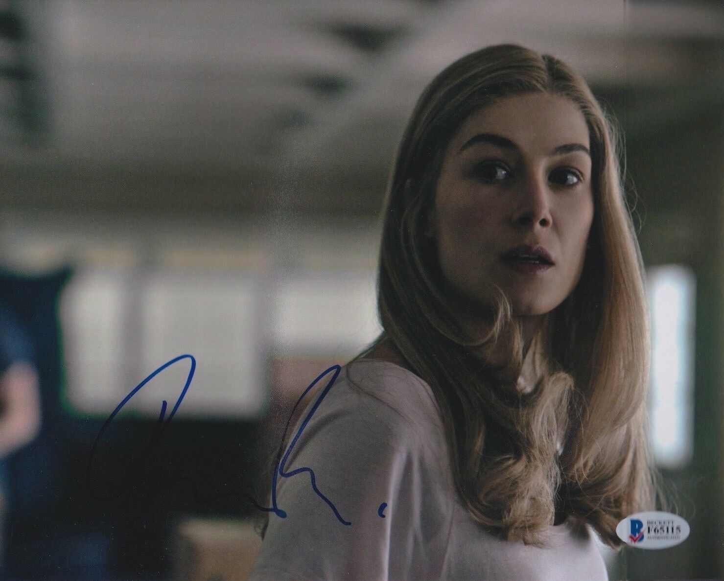 ROSAMUND PIKE SIGNED 8X10 PHOTO GONE GIRL BECKETT BAS AUTOGRAPH AUTO ...