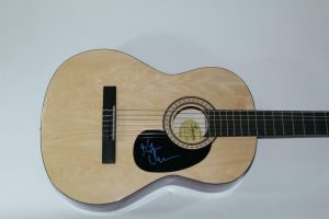 KEITH URBAN SIGNED AUTOGRAPH FENDER BRAND ACOUSTIC GUITAR – BE HERE, GET CLOSER  COLLECTIBLE MEMORABILIA