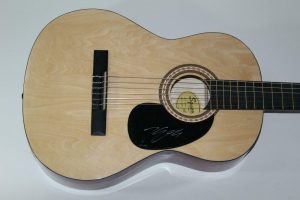 KENNY CHESNEY SIGNED AUTOGRAPH FENDER BRAND ACOUSTIC GUITAR – EVERYWHERE WE GO  COLLECTIBLE MEMORABILIA