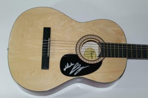 LUKE BRYAN SIGNED AUTOGRAPH FENDER BRAND ACOUSTIC GUITAR BORN HERE LIVE HERE DIE  COLLECTIBLE MEMORABILIA