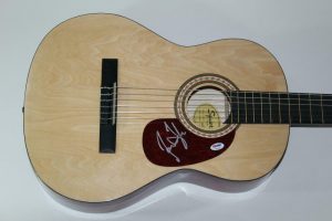 JAMES TAYLOR SIGNED AUTOGRAPH FENDER BRAND ACOUSTIC GUITAR – SWEET BABY PSA  COLLECTIBLE MEMORABILIA