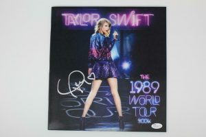 TAYLOR SWIFT SIGNED AUTOGRAPH 1989 WORLD TOUR BOOK – FOLKLORE RED VERY RARE! JSA  COLLECTIBLE MEMORABILIA
