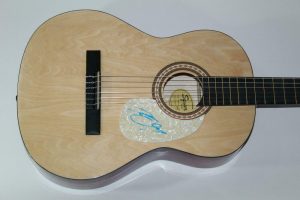 KENNY CHESNEY SIGNED AUTOGRAPH FENDER BRAND ACOUSTIC GUITAR – EVERYWHERE WE GO D  COLLECTIBLE MEMORABILIA