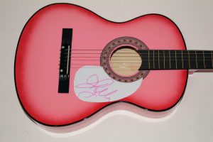 KELLY CLARKSON SIGNED AUTOGRAPH PINK ACOUSTIC GUITAR – BREAKAWAY STRONGER SINGER  COLLECTIBLE MEMORABILIA