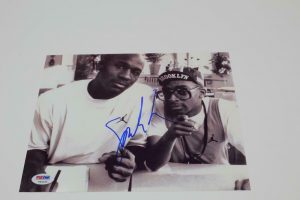 SPIKE LEE SIGNED AUTOGRAPH 8×10 PHOTO – W/ MICHAEL JORDAN DO THE RIGHT THING PSA  COLLECTIBLE MEMORABILIA