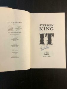 STEPHEN KING SIGNED AUTOGRAPH “IT” BOOK, NOVEL – 1ST/1ST FIRST EDITION/PRINTING  COLLECTIBLE MEMORABILIA