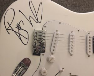 ROGER WATERS SIGNED AUTOGRAPH PINK FLOYD VERY RARE FULL ELECTRIC GUITAR BECKETT  COLLECTIBLE MEMORABILIA