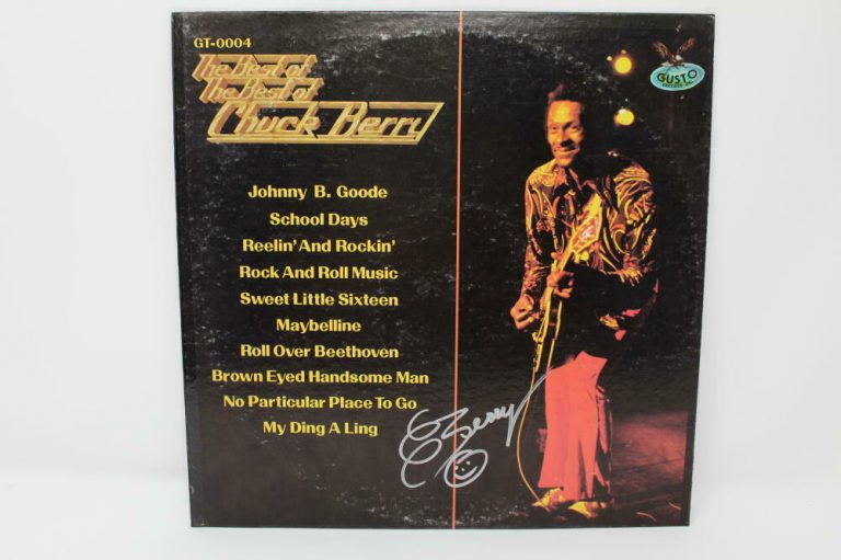 CHUCK BERRY SIGNED AUTOGRAPH ALBUM VINYL RECORD – THE BEST OF FATHER OF ROCK  COLLECTIBLE MEMORABILIA