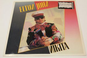 ELTON JOHN SIGNED AUTOGRAPH ALBUM VINYL RECORD – NIKITA SINGLE, ROCKETMAN, ICON  COLLECTIBLE MEMORABILIA