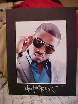 JONAS BROTHERS GROUP SIGNED ROLLING STONE MAGAZINE  COLLECTIBLE MEMORABILIA