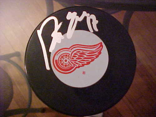 DETROIT RED WINGS PATRICK EAVES SIGNED PUCK Collectible Memorabilia