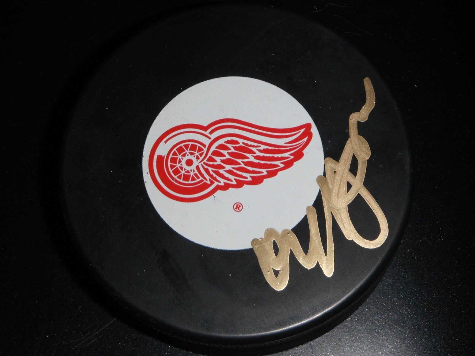 DETROIT RED WINGS DARREN MCCARTY SIGNED HOCKEY PUCK Collectible Memorabilia