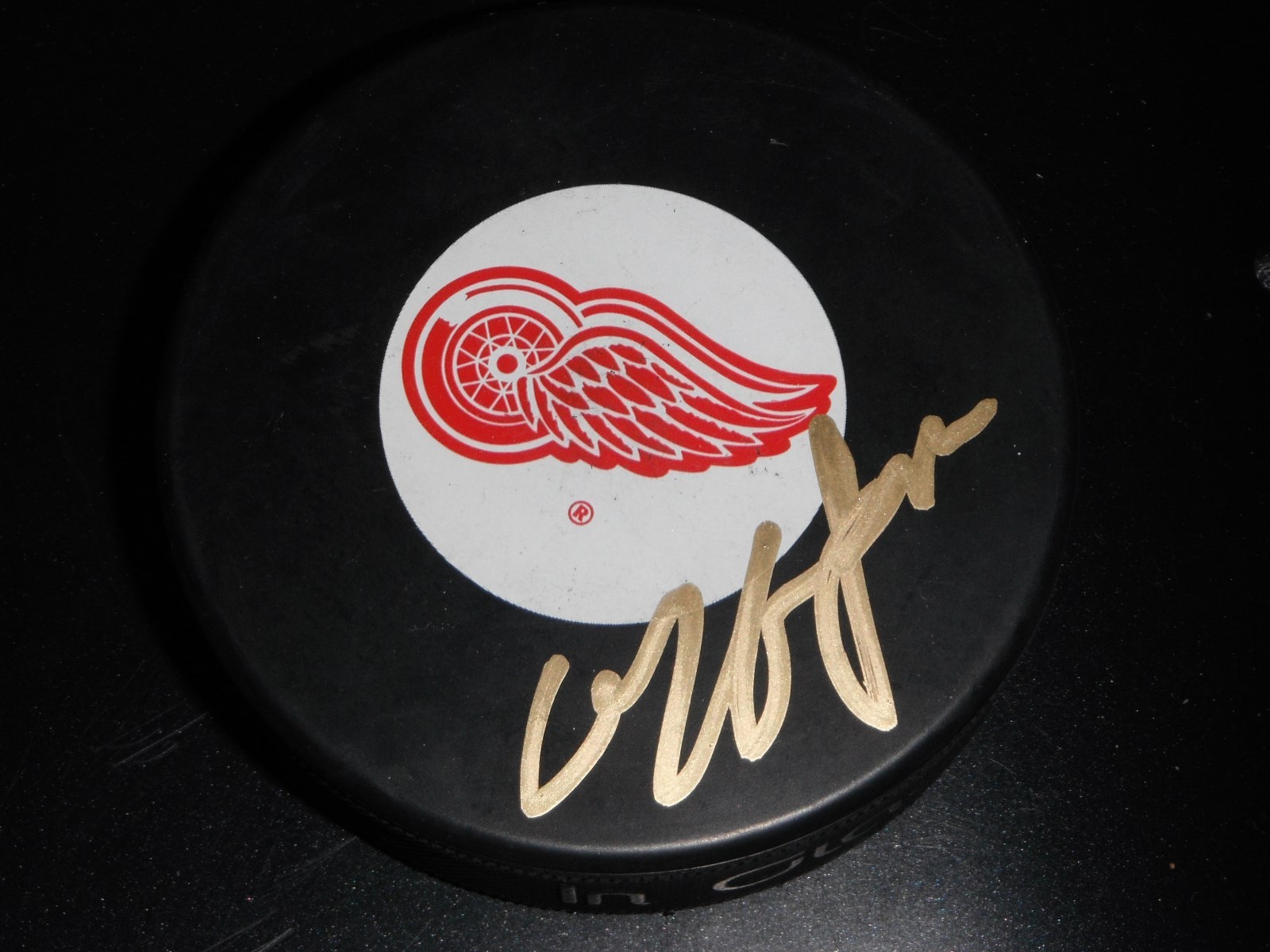 DETROIT RED WINGS DARREN MCCARTY SIGNED HOCKEY PUCK 2B Collectible Memorabilia