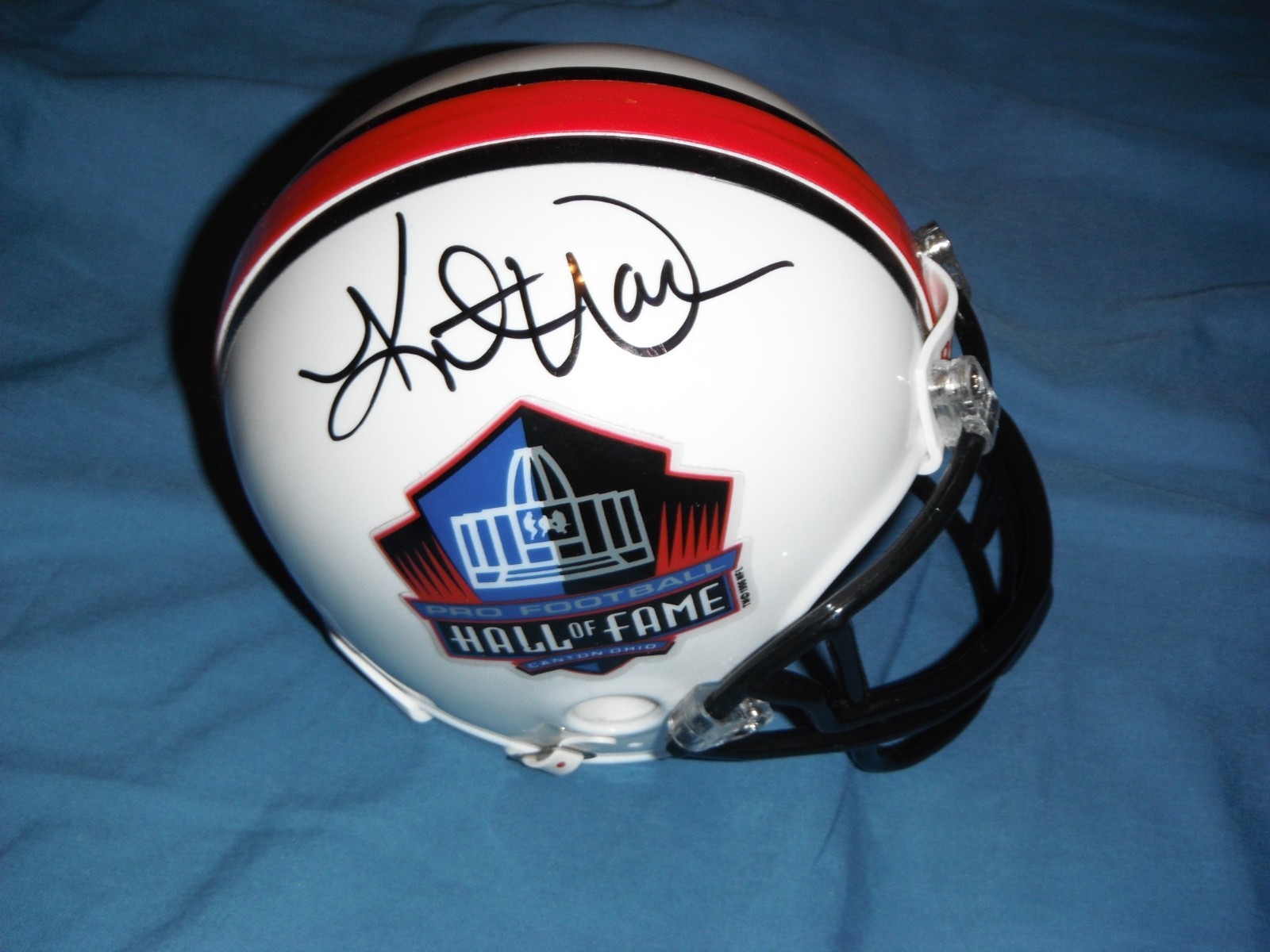 ST. LOUIS RAMS KURT WARNER SIGNED RIDDELL HALL OF FAME MINI HELMET  COLLECTIBLE MEMORABILIA