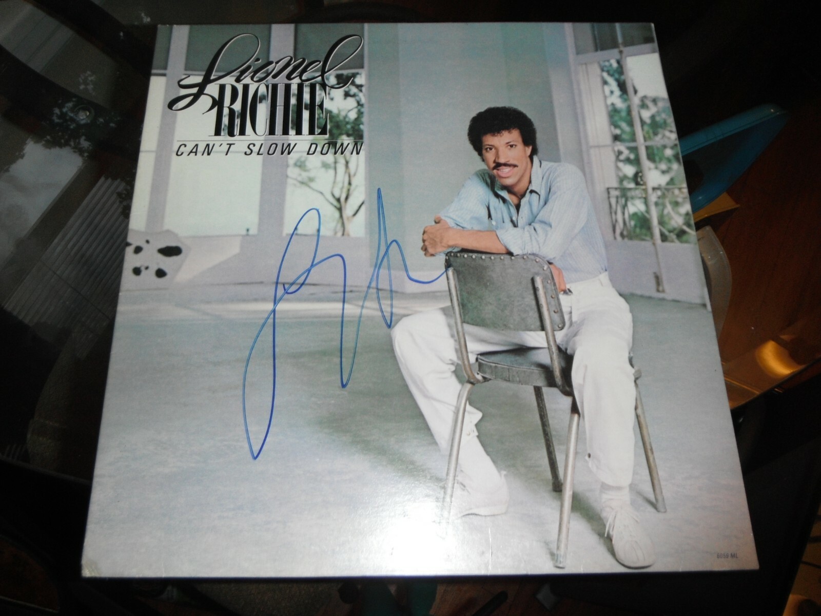 LIONEL RICHIE SIGNED CANT SLOW DOWN ALBUM Collectible Memorabilia
