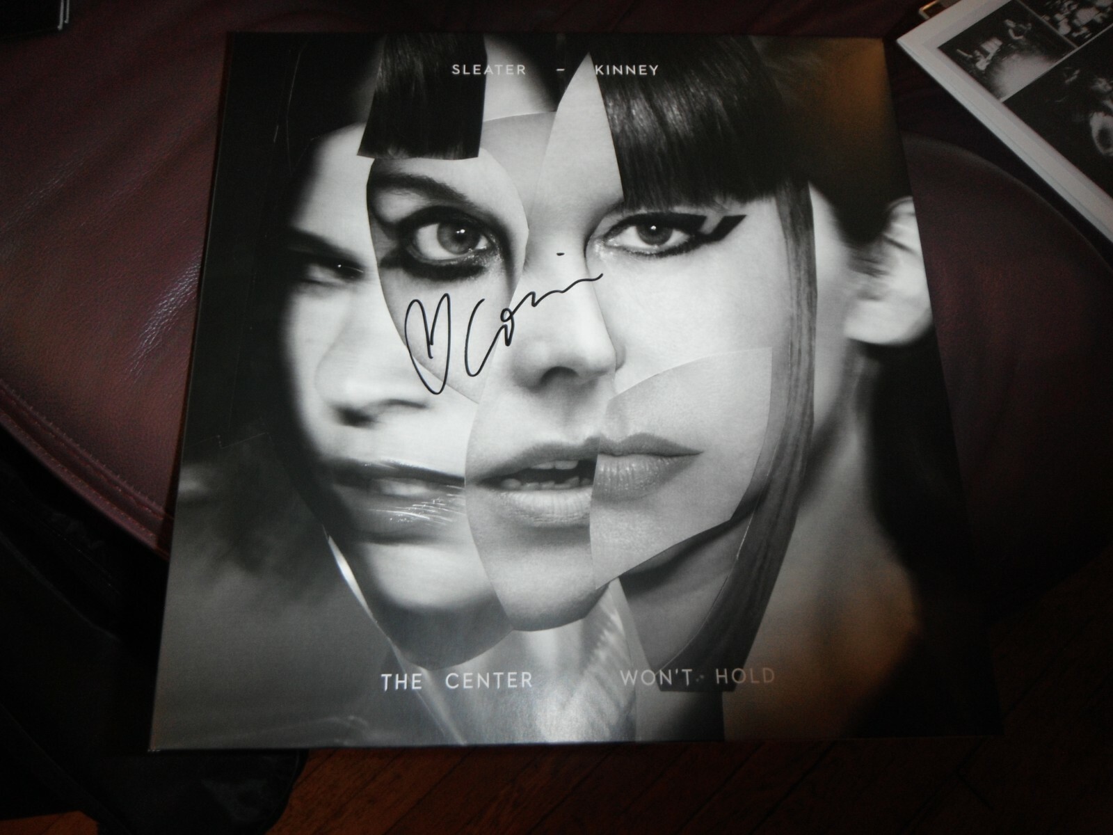 SLEATER KINNEY CORIN TUCKER SIGNED THE CENTER WONT HOLD VINYL ALBUM Collectible Memorabilia