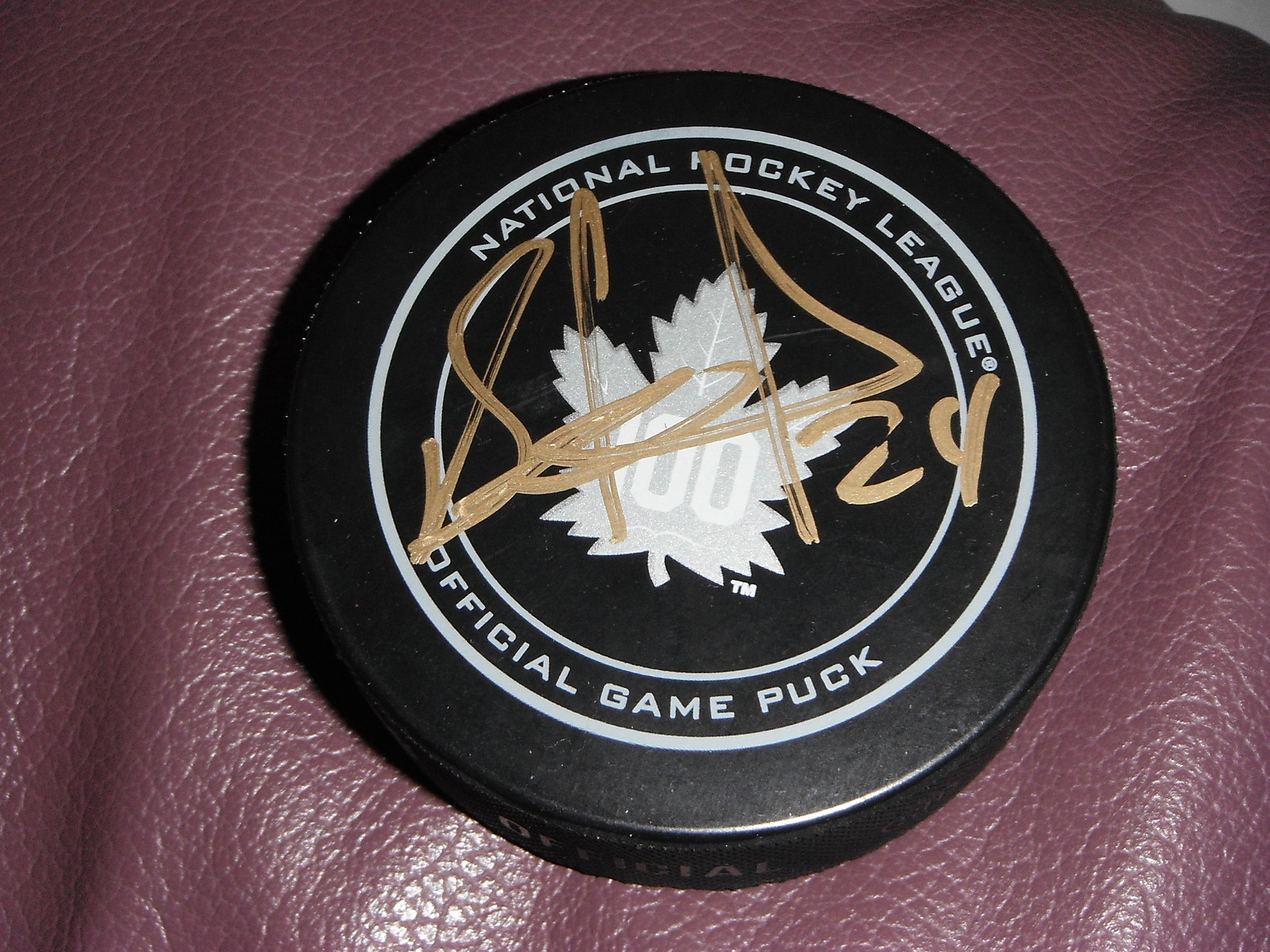 TORONTO MAPLE LEAFS PETER HOLLAND SIGNED 100TH ANNIVERSARY GAME PUCK Collectible Memorabilia
