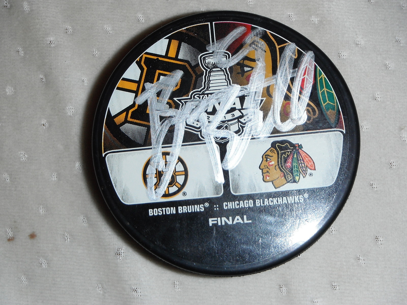 BRYAN BICKELL 2013 CHICAGO BLACKHAWKS SIGNED STANLEY CUP PUCK Collectible Memorabilia