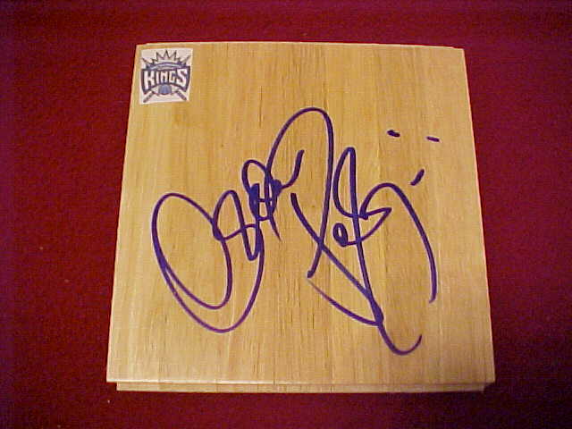 SACRAMENTO KINGS OLDEN POLYNICE SIGNED FLOOR TILE RARE LOOK Collectible Memorabilia