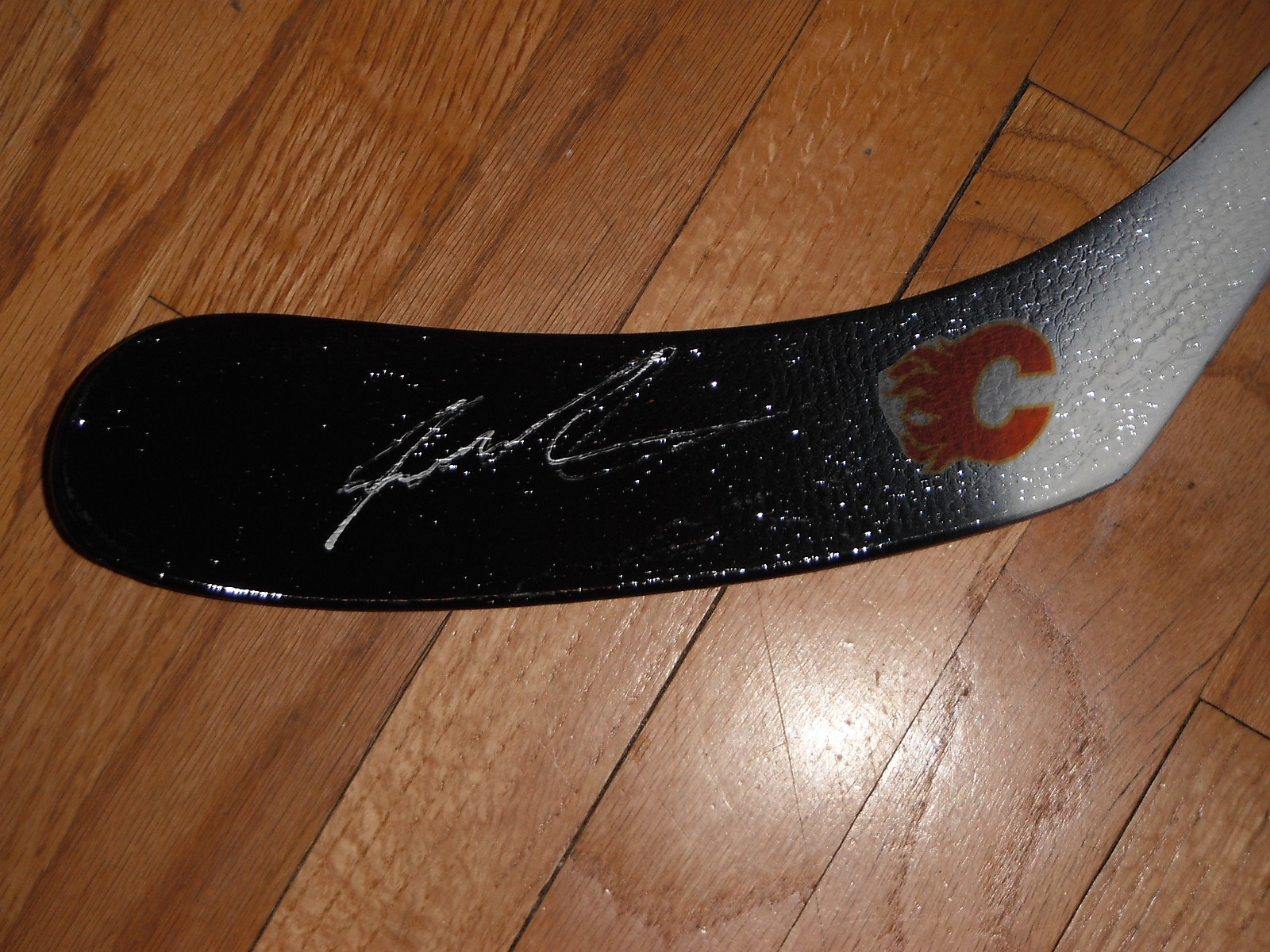 CALGARY FLAMES SEAN MONAHAN SIGNED REEBOK HOCKEY STICK Collectible Memorabilia