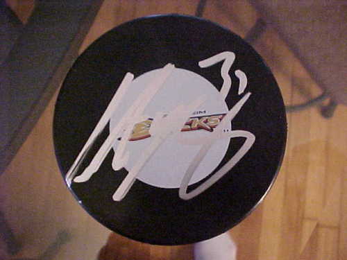 ANAHEIM DUCKS CURTIS MCELHINNEY SIGNED PUCK Collectible Memorabilia