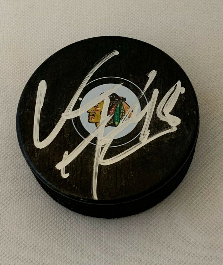 VINNIE HINOSTROZA SIGNED CHICAGO BLACKHAWKS PUCK AUTOGRAPHED HAWKS  COLLECTIBLE MEMORABILIA
