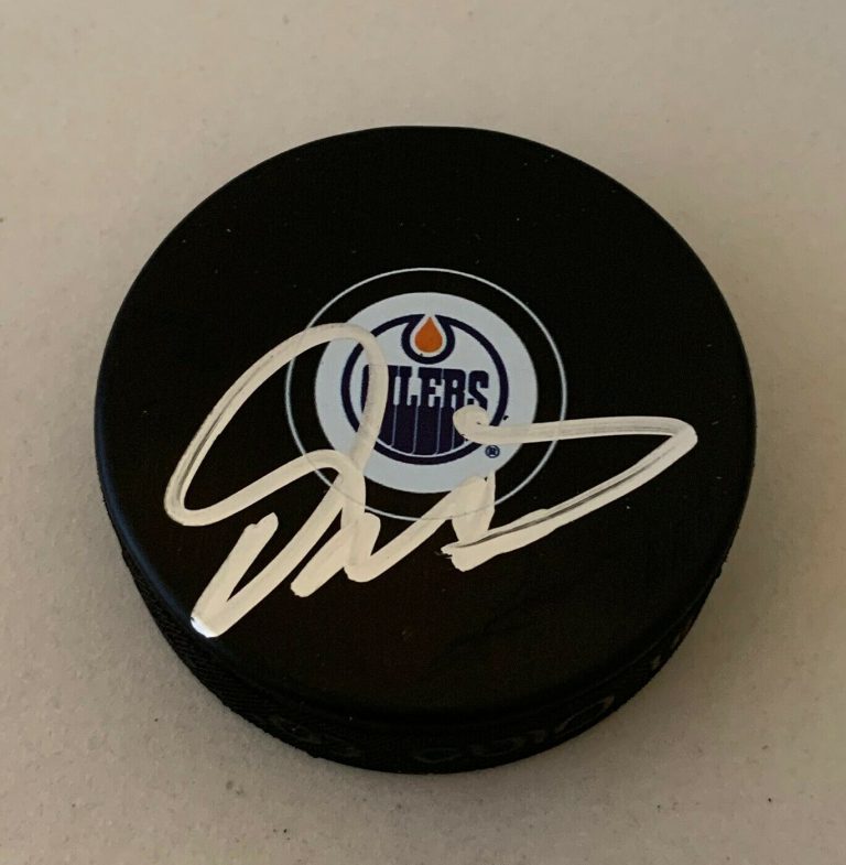 DAVE TIPPETT SIGNED EDMONTON OILERS PUCK AUTOGRAPHED  COLLECTIBLE MEMORABILIA