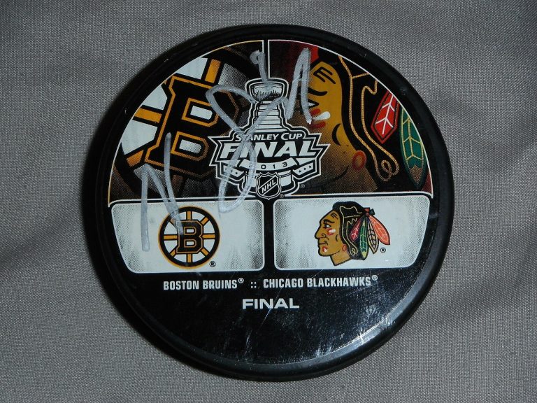 2013 BOSTON BRUINS NIKLAS SVEDBERG SIGNED STANLEY CUP PUCK  COLLECTIBLE MEMORABILIA