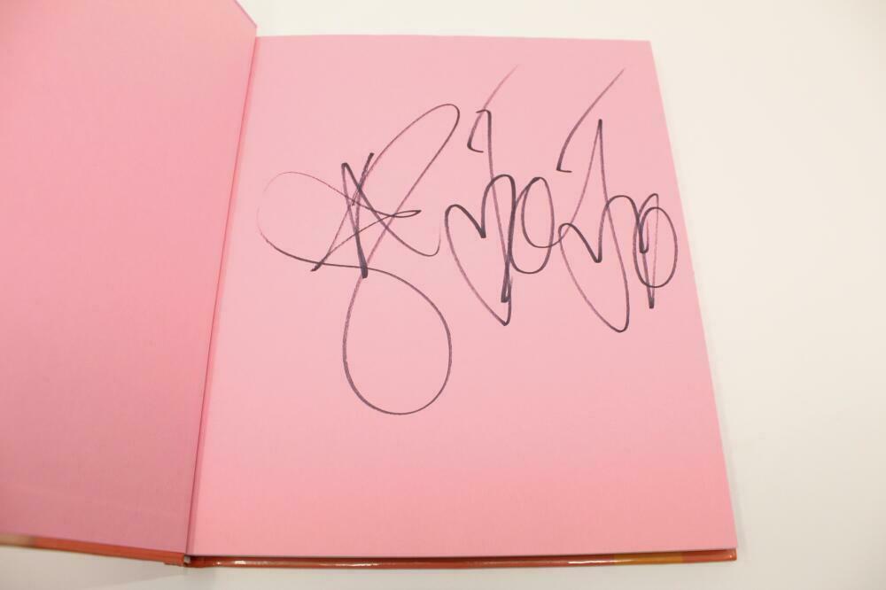 JOJO SIWA SIGNED AUTOGRAPH 