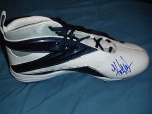 ST. LOUIS RAMS KURT WARNER SIGNED UNDER ARMOUR FOOTBALL CLEAT  COLLECTIBLE MEMORABILIA