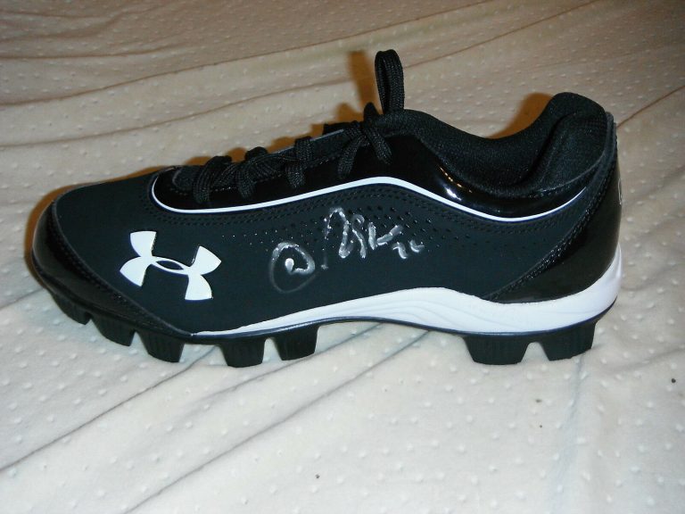 ATLANTA BRAVES DAN UGGLA SIGNED BASEBALL CLEAT  COLLECTIBLE MEMORABILIA