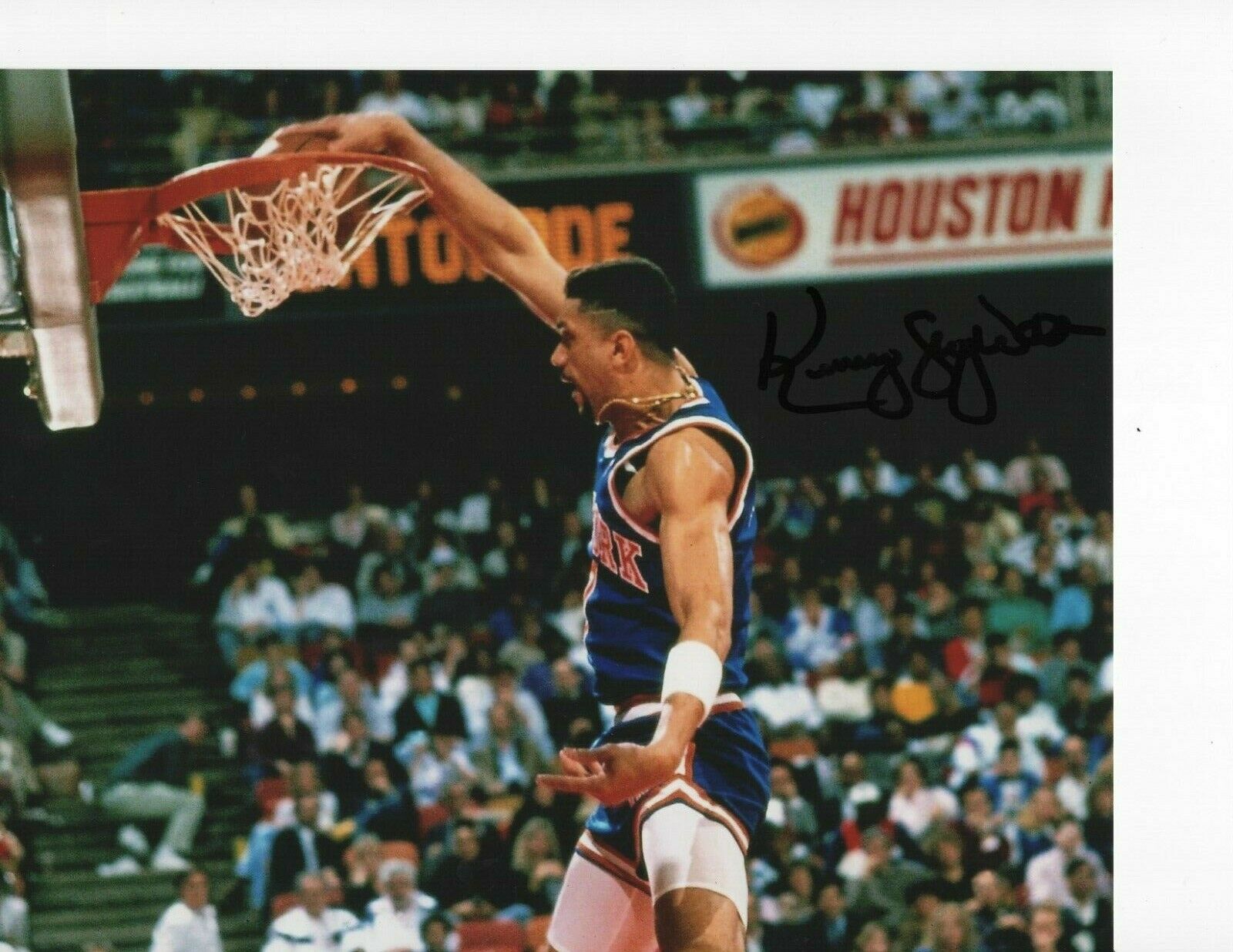 NEW YORK KNICKS KENNY WALKER SIGNED SKY DUNK 8X10 Collectible