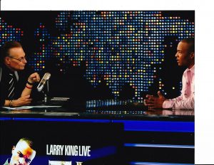 LARRY KING SIGNED INTERVIEWING T.I. 8X10  COLLECTIBLE MEMORABILIA