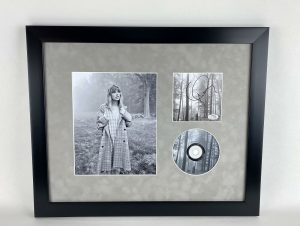 TAYLOR SWIFT AUTOGRAPHED SIGNED 16×20 FOLKLORE FRAMED DISPLAY ACOA  COLLECTIBLE MEMORABILIA
