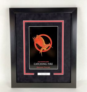HUNGER GAMES CATCHING FIRE SUZANNE COLLINS AUTOGRAPHED SIGNED FRAMED 16×20 ACOA  COLLECTIBLE MEMORABILIA