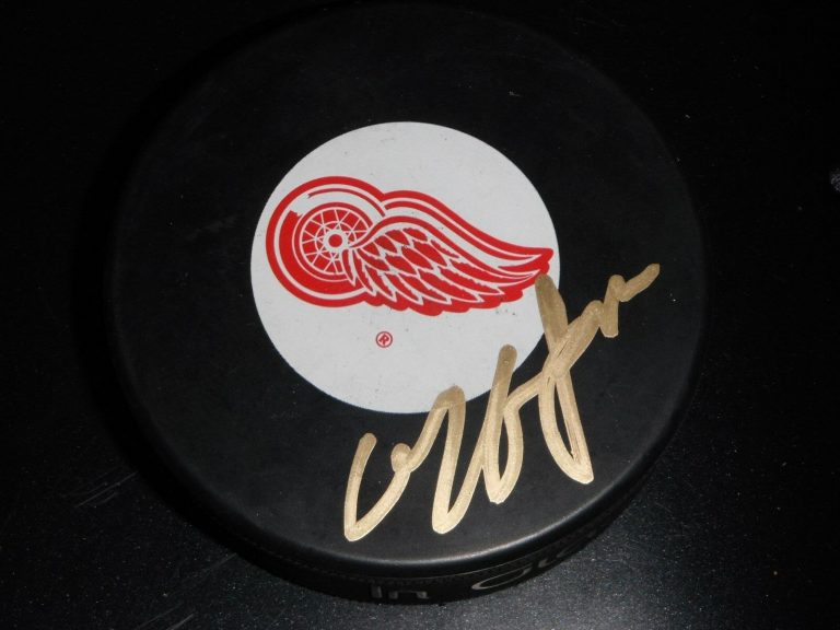 DETROIT RED WINGS DARREN MCCARTY SIGNED HOCKEY PUCK 2B  COLLECTIBLE MEMORABILIA