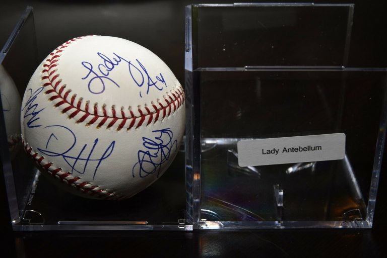 LADY A ANTEBELLUM SIGNED RAWLINGS BASEBALL HILLARY SCOTT CHARLES KELLEY DAVE H  COLLECTIBLE MEMORABILIA