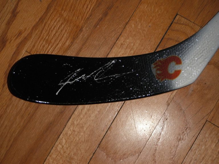 CALGARY FLAMES SEAN MONAHAN SIGNED REEBOK HOCKEY STICK  COLLECTIBLE MEMORABILIA