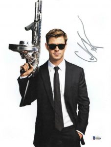 CHRIS HEMSWORTH SIGNED MEN IN BLACK 11X14 PHOTO AUTHENTIC AUTOGRAPH BECKETT B  COLLECTIBLE MEMORABILIA