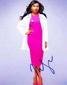 MINDY KALING SIGNED 8X10 PHOTO AUTHENTIC AUTOGRAPH THE OFFICE THE MINDY PROJECT  COLLECTIBLE MEMORABILIA