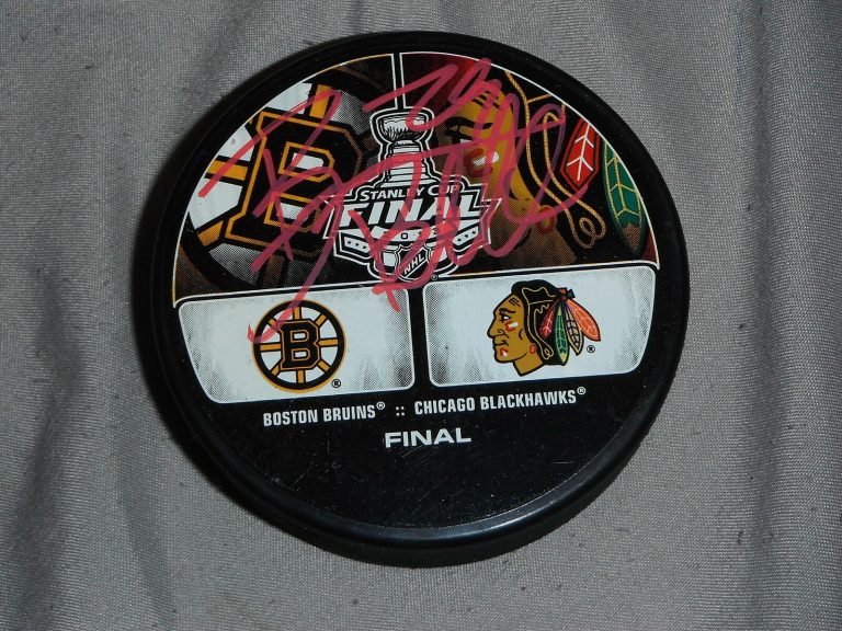 CHICAGO BLACKHAWKS BRYAN BICKELL SIGNED 2013 STANLEY CUP PUCK  COLLECTIBLE MEMORABILIA