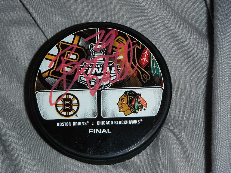 2013 CHICAGO BLACKHAWKS BRYAN BICKELL SIGNED STANLEY CUP PUCK  COLLECTIBLE MEMORABILIA